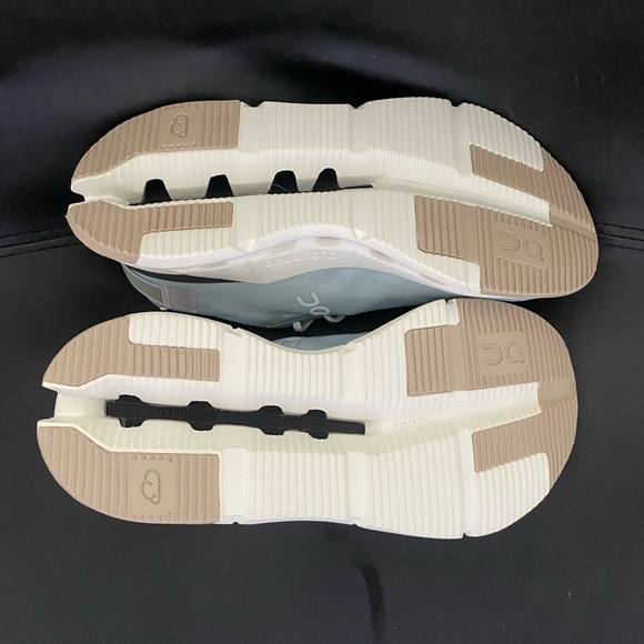 *NWOT On Running Cloudnova Form Sneakers - Picture 3 of 4